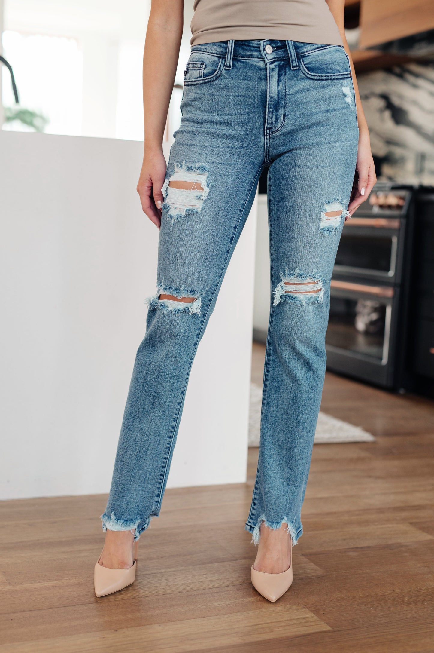 Judy Blue Mid Rise Destroyed Straight Jeans in Medium Wash