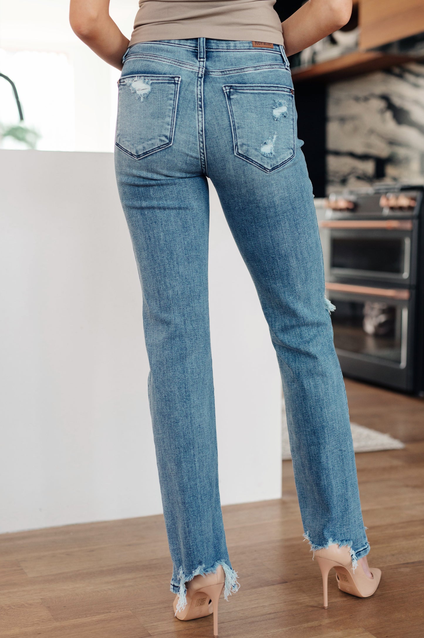 Judy Blue Mid Rise Destroyed Straight Jeans in Medium Wash